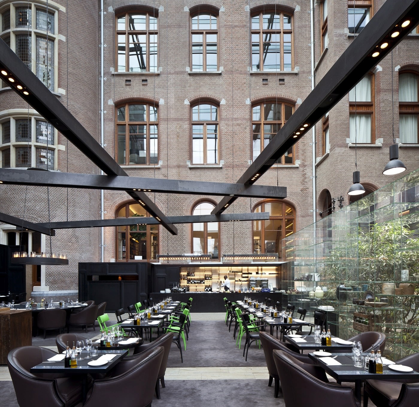 Interior von der Brasserie des Conservatorium Hotels